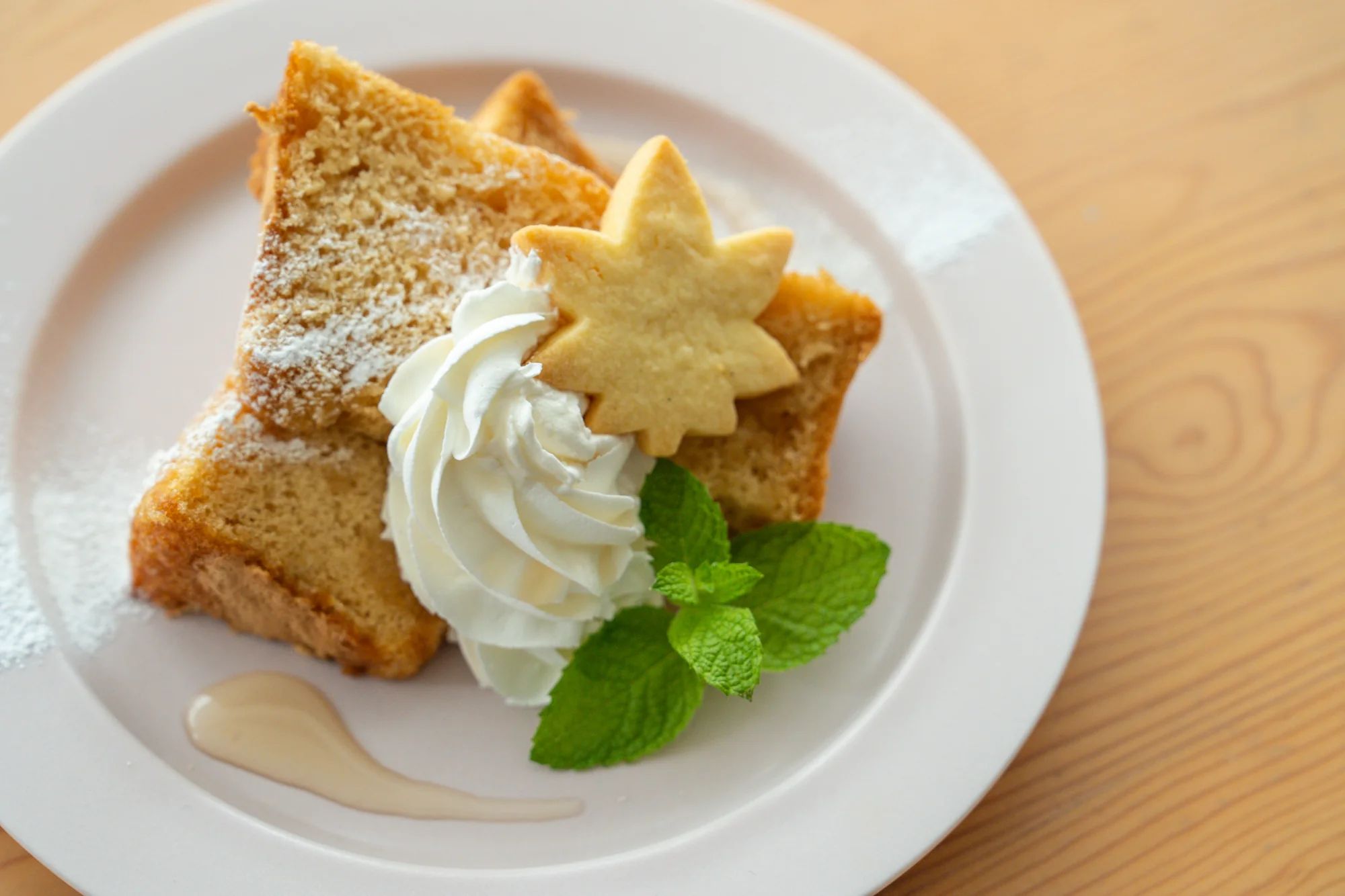 星形のクッキーを添えたシフォンケーキ