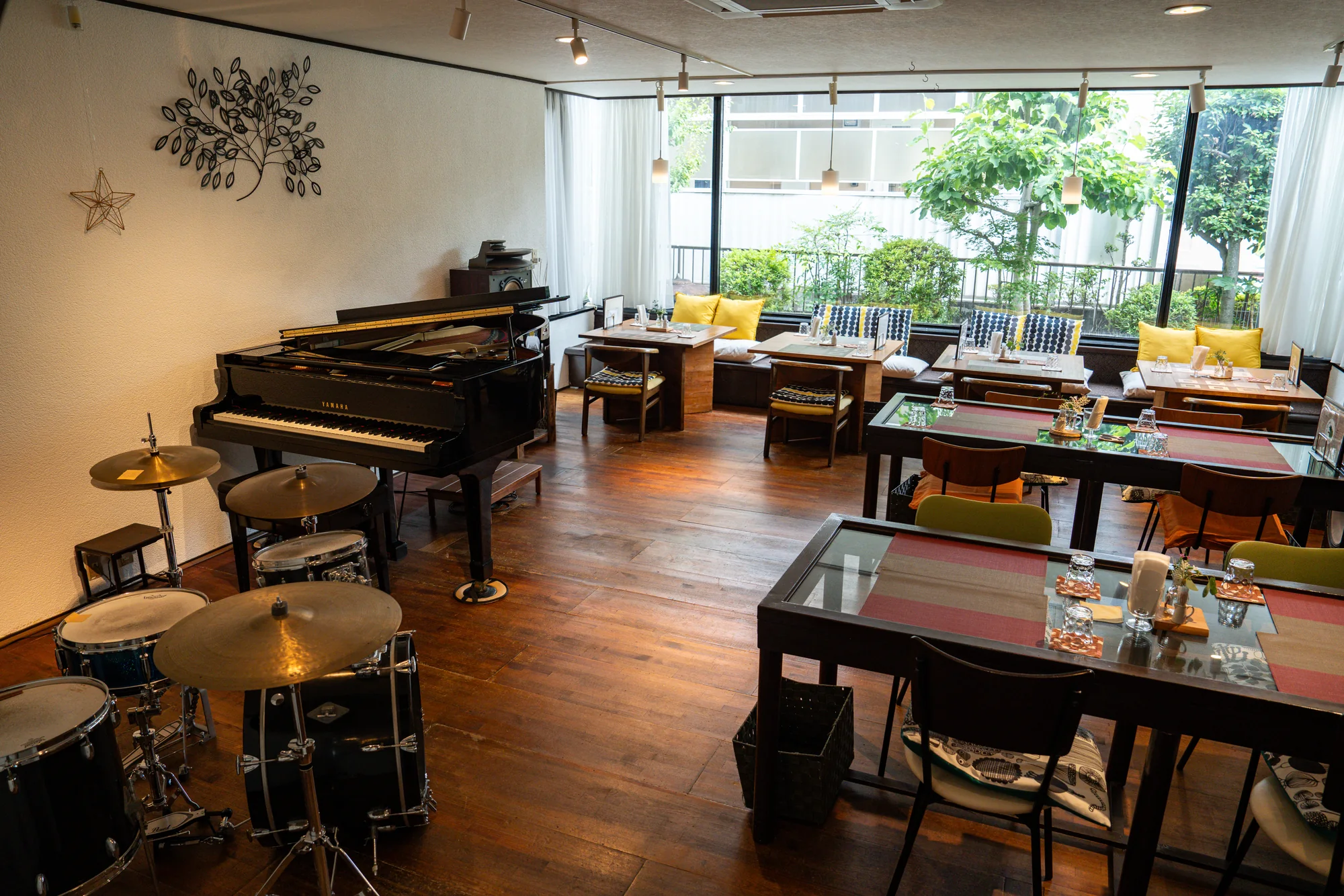 グランドピアノのあるForest Gardenの店内