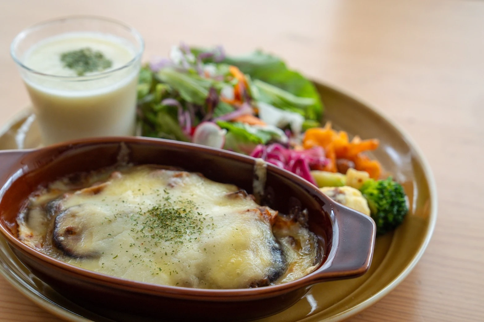 季節のお野菜のミートグラタンとサラダのランチ